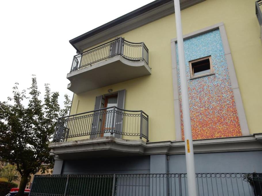 Esterno laterale sotto il balcone della casa dal parcheggio