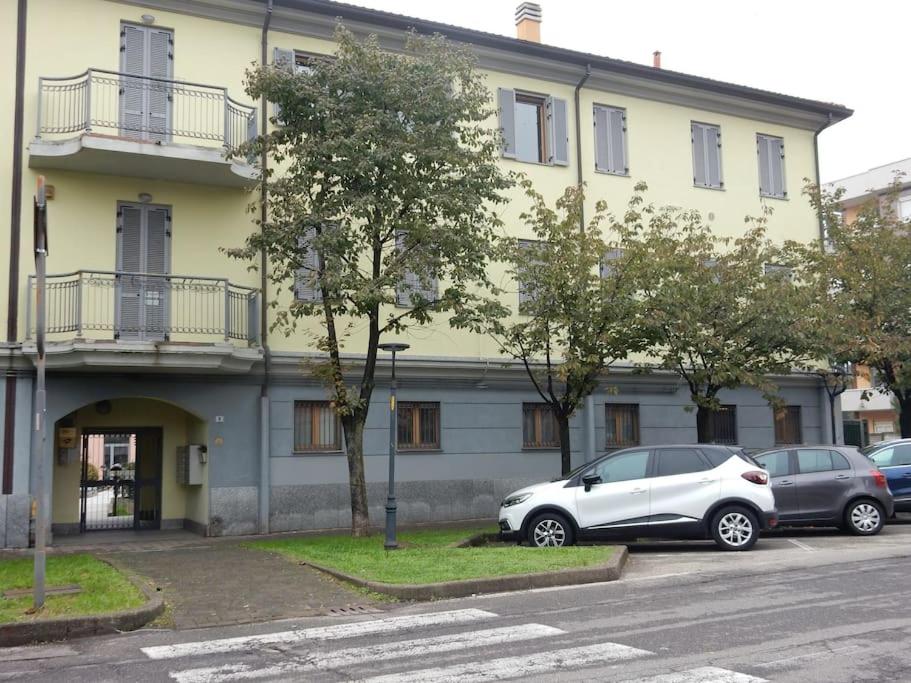 Esterno fronte casa dalla via